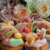 verjaardags-cupcakes-met -snoep-en-donuts