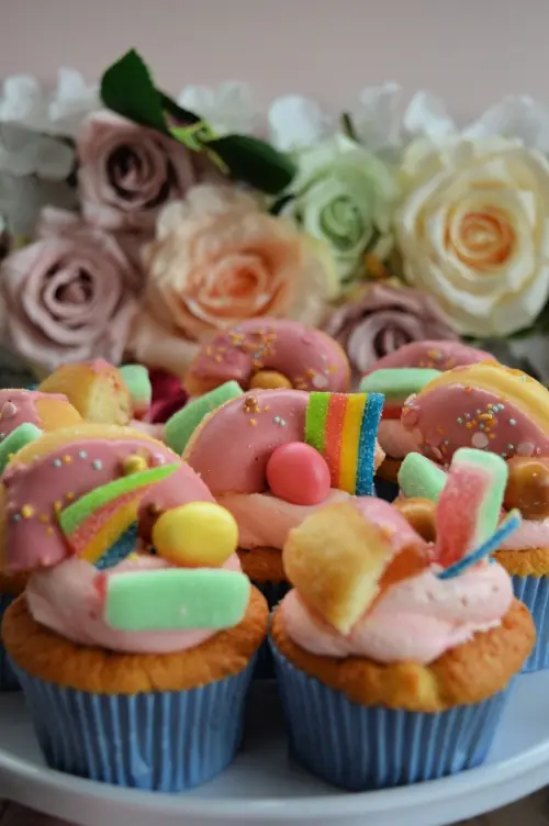 donutcupcakes verjaardags-cupcakes-met -snoep-en-donuts