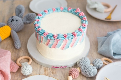 gender-reveal-cake-pink-blue