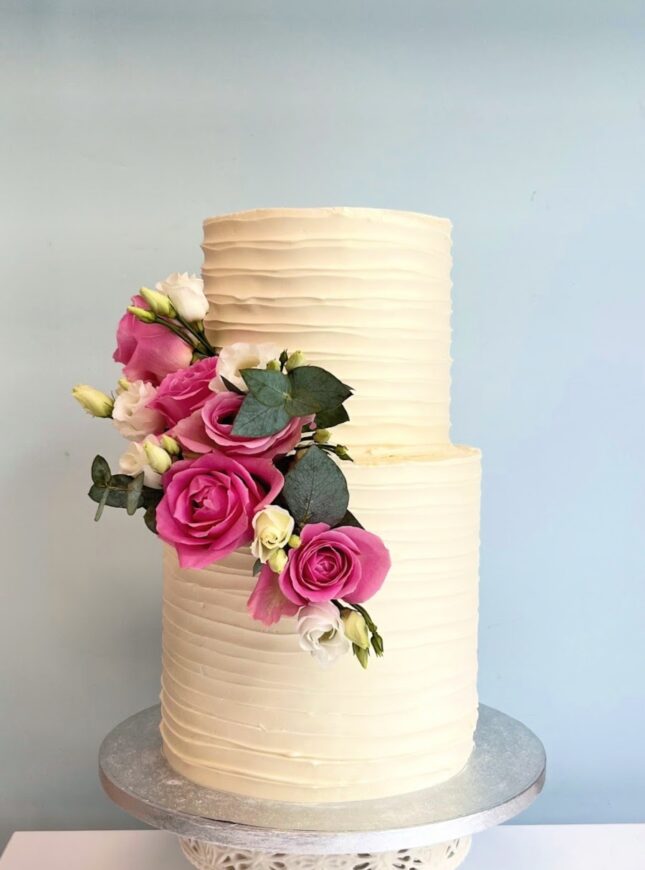 Bruidstaart-wit-fuchsia-kleur-strepjes 2-laag-streepjes-taart-bloemen