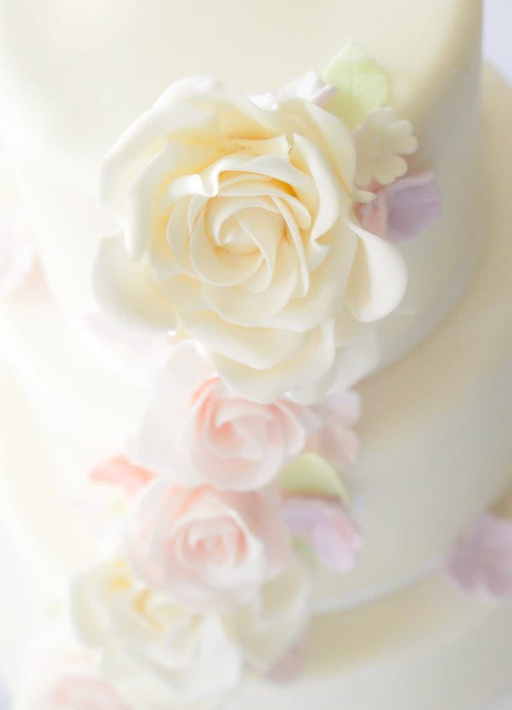 sugar-flowers-wedding-cake-whitte