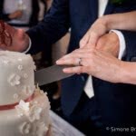 elegante-bruidstaart-met-witte-bloemen