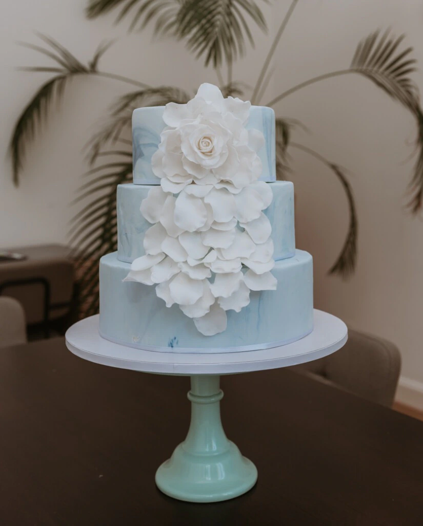 ombre-blauw-taart-roos-suikerbloem