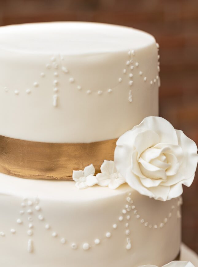 Loes en Petter Wedding by Paco van Leeuwen Photography-439 bruidstaart-goud-witte-roos