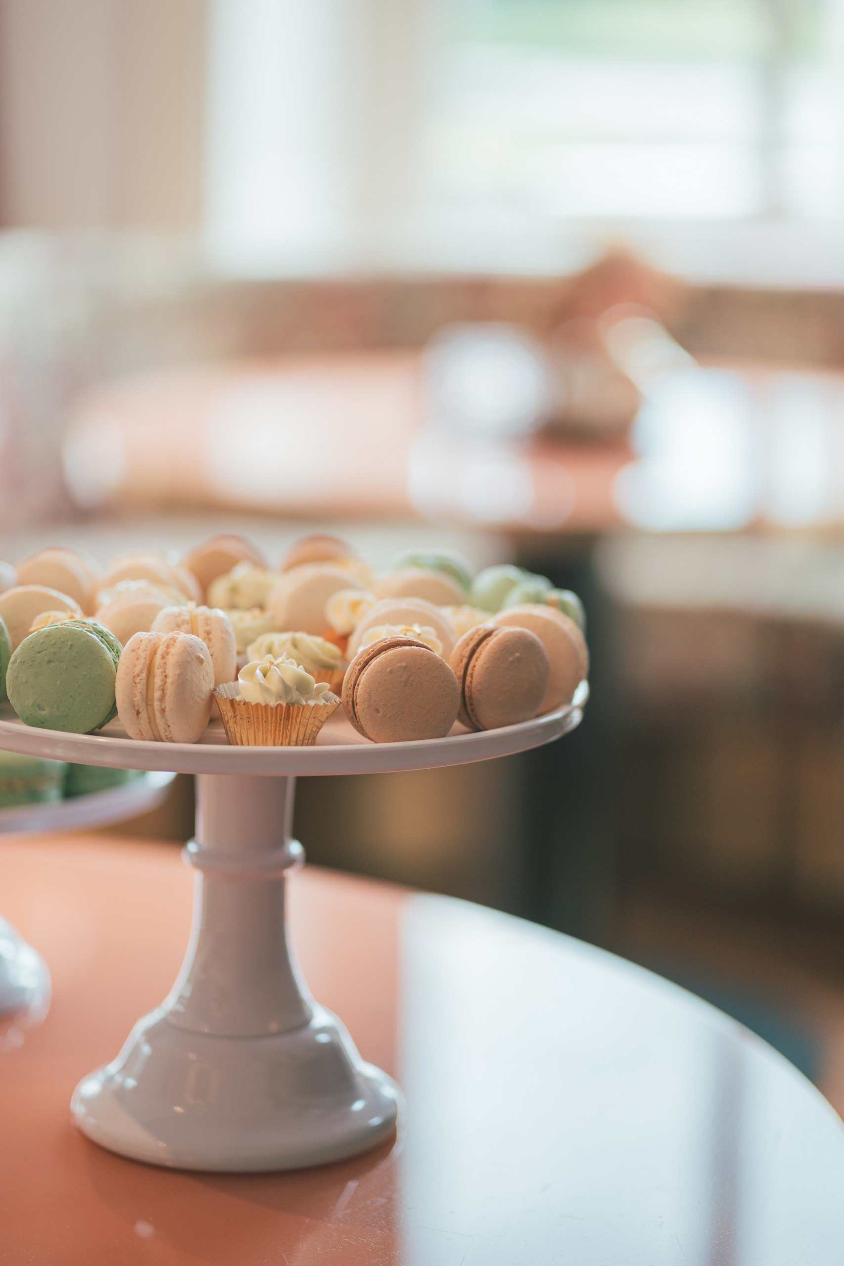 bruiloft-gebakjes-op-een-taart-etagere