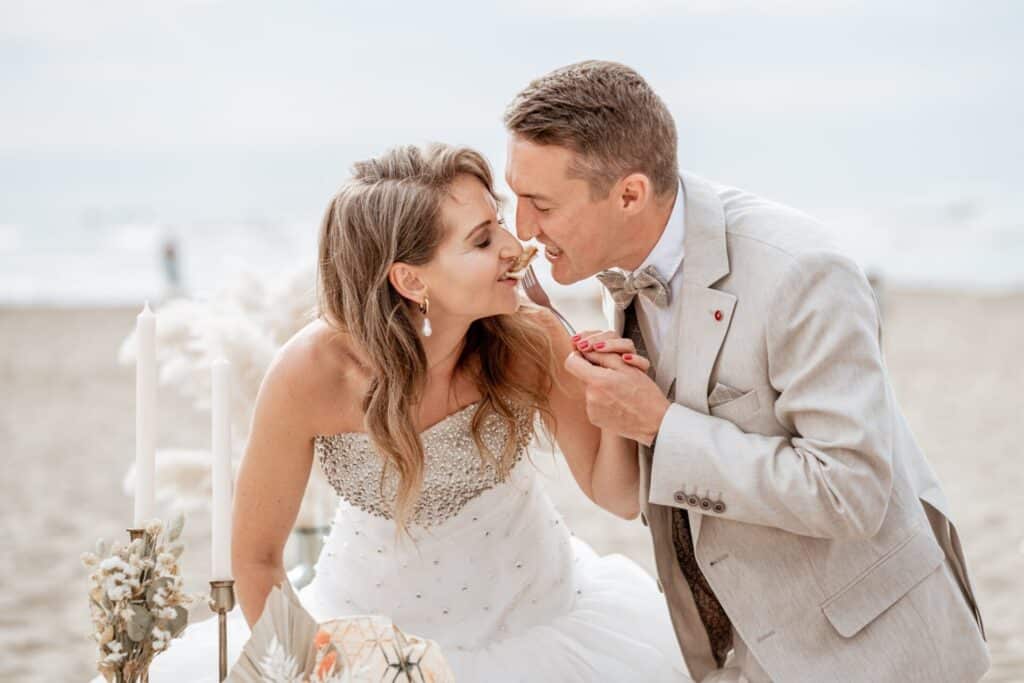 bruidspaar stukje bruidstaart eten scaled 1 1024x683 1