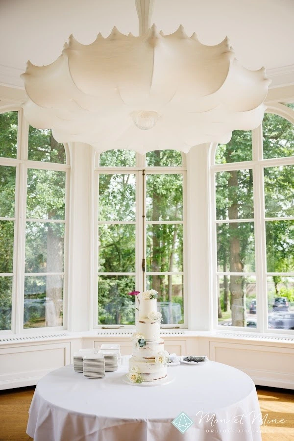 semi-naked-bruidstaart-witte-bloemen