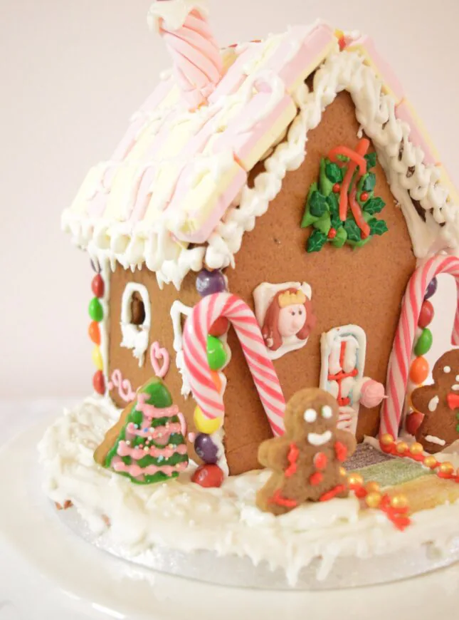 gingerbread-house-xmas-sweets gingerbread-house