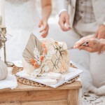 Bruidstaart-samen-snijden-beige-boho-taart