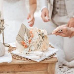 Bruidstaart-samen-snijden-beige-boho-taart