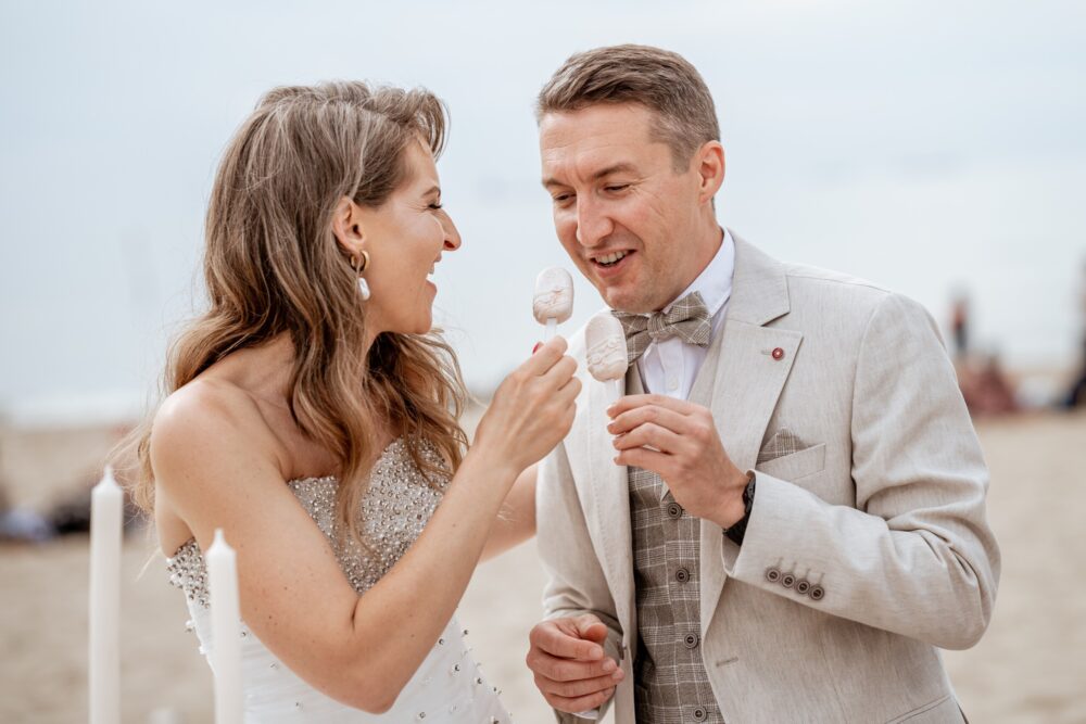 bruidspaar-samen-cakjes-eten