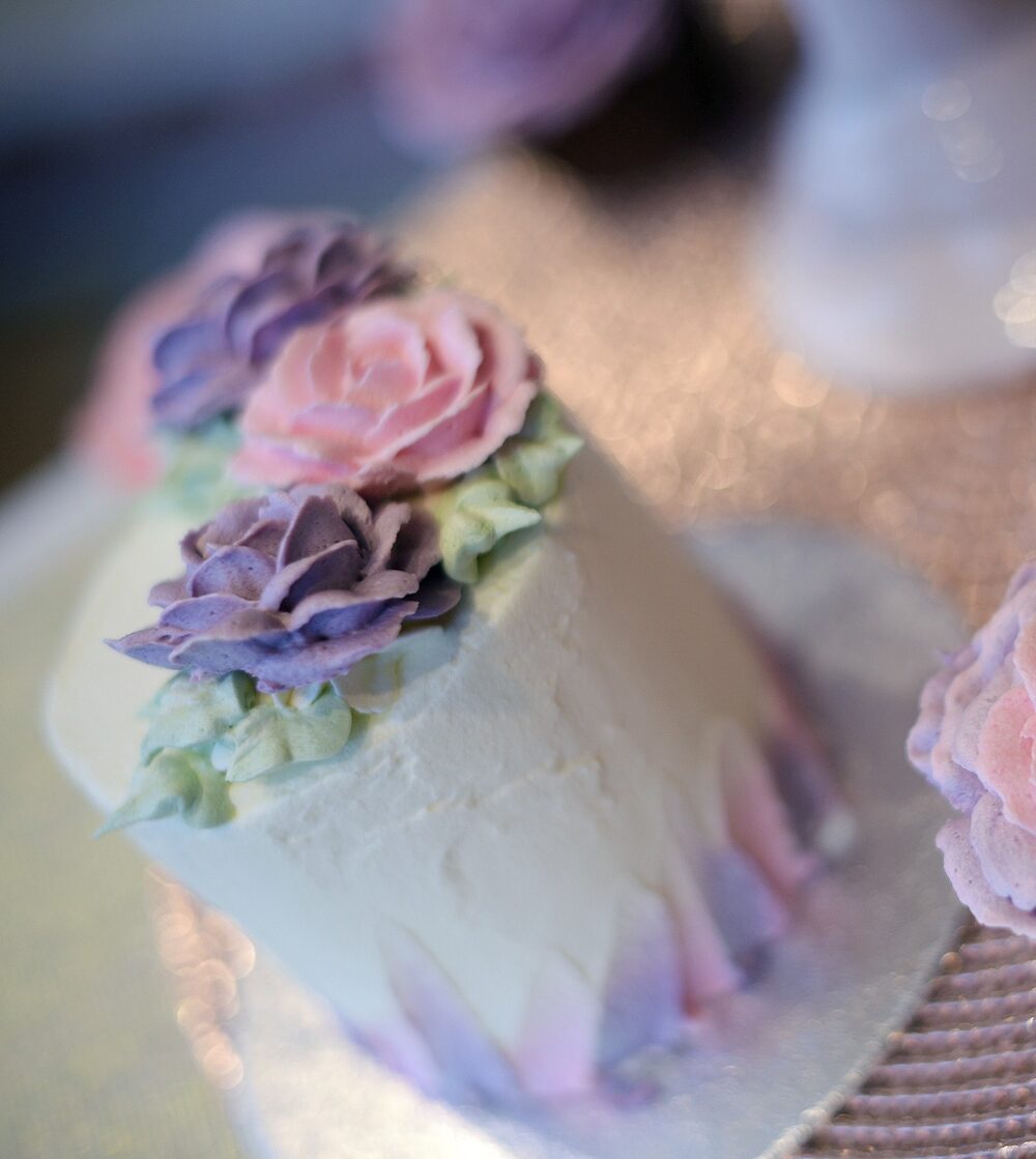 mini-cakes-met-roze-en-paars-bloemen