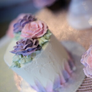 mini-cakes-met-roze-en-paars-bloemen