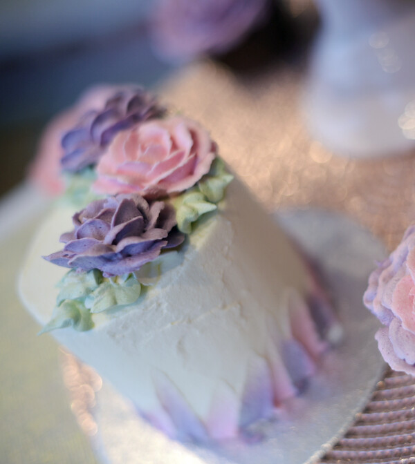 mini-cakes-met-roze-en-paars-bloemen