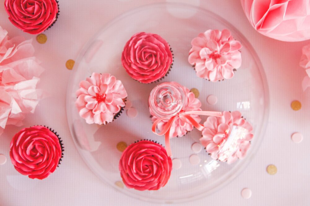 valentine-rood-cupcakes-bloemen