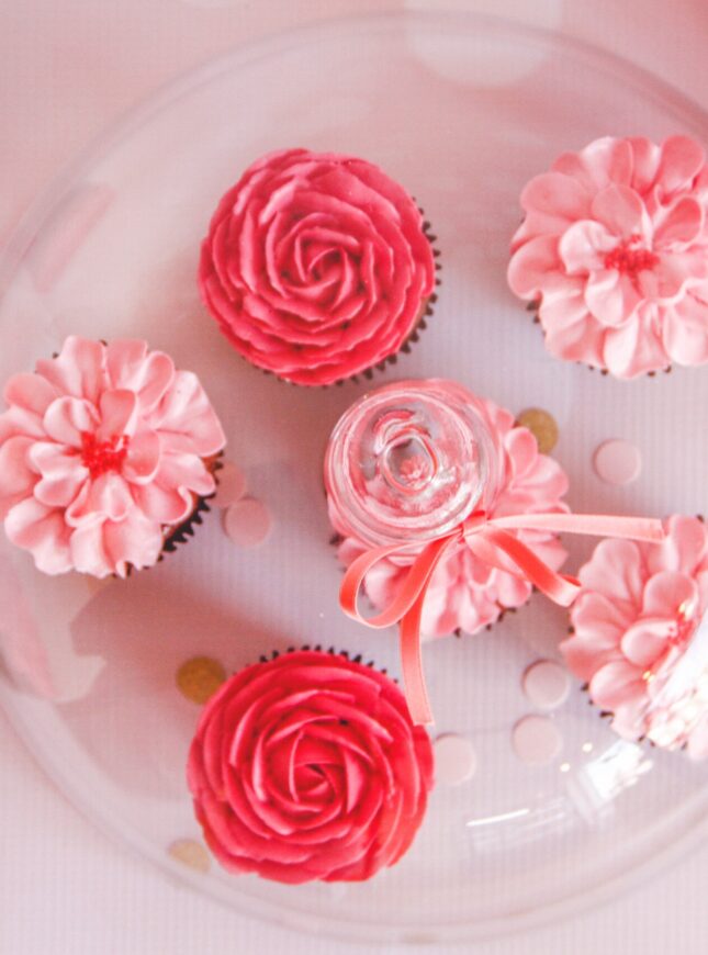 cupcakes-valentijn-rood valentine-rood-cupcakes-bloemen