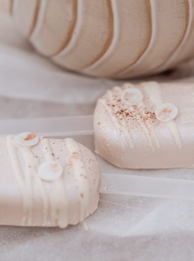 nude-kleur-cakesicles-sweet-table-bruiloft cakesicles-chocolade-beige-kleur-sprinkles