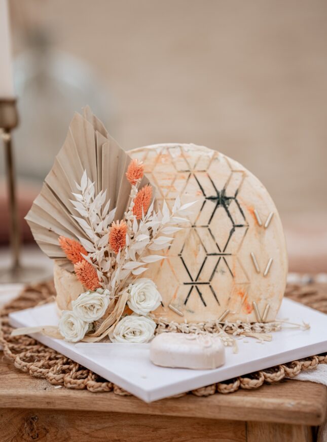 Mooi-taart-relief-strand-kleur-palmblad mooie-nude-kleur-met-relief-palmblad-droogblomen-taart