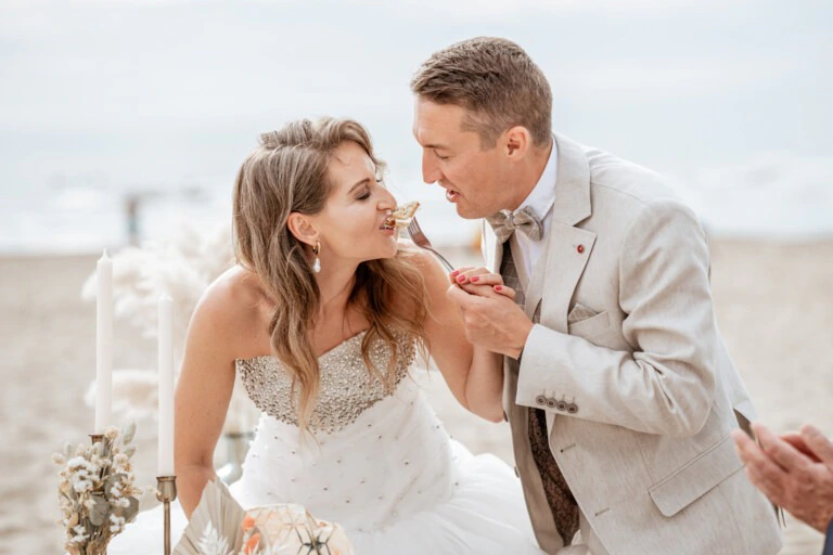 taarten-eten-bruidspaar