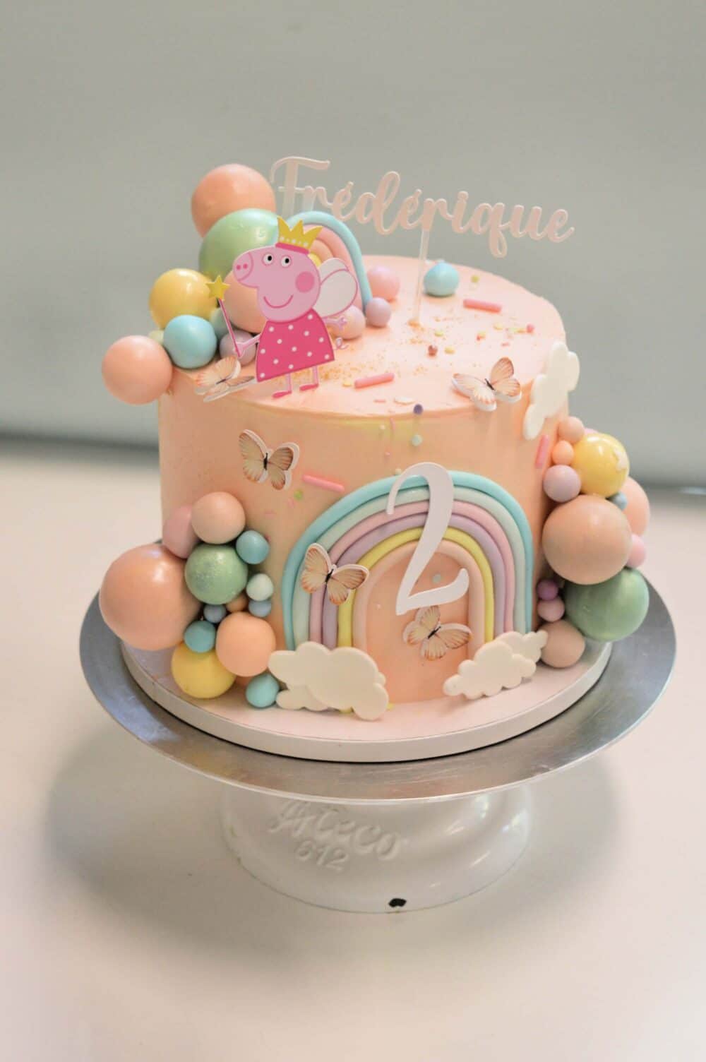 peppa-pig-pastel-taart-met verschillende -bolletjes-en rainbow