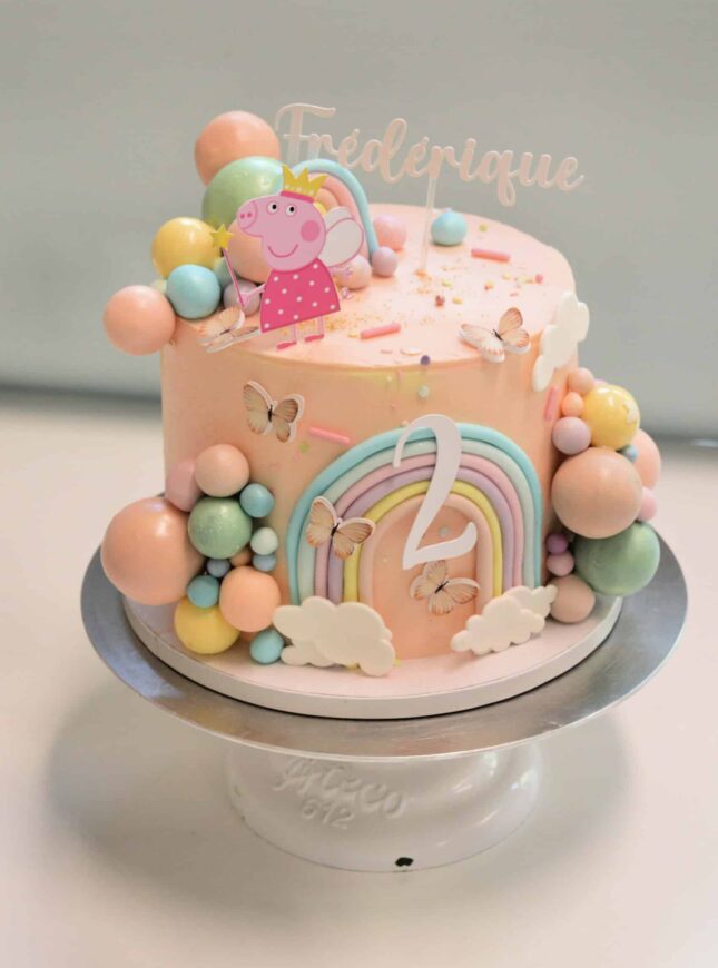 Peppa-pig-verjaardagstaart (1) peppa-pig-pastel-taart-met verschillende -bolletjes-en rainbow