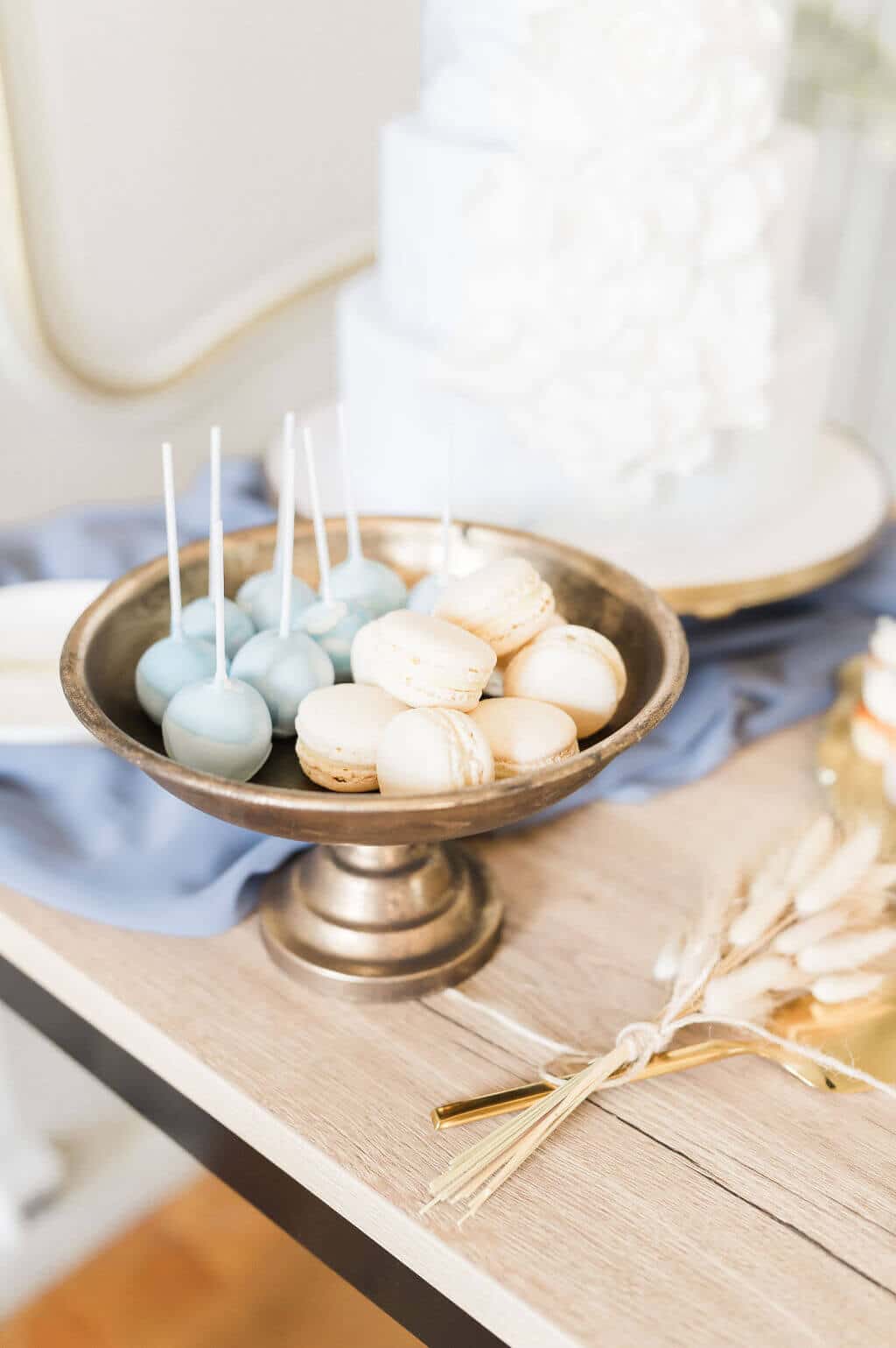 sweet-table-macarons-cakepops-wit-blauw