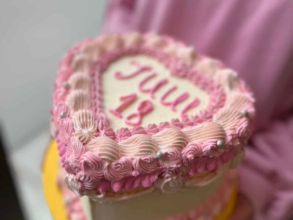 lambeth-cake-roze