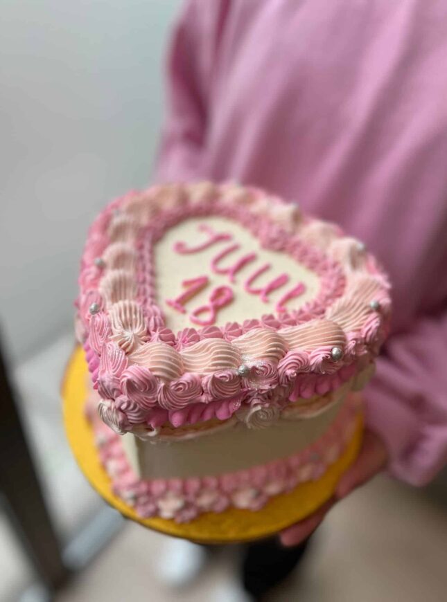 Lambeth -Cake-Perfect-Pastry-roze lambeth-cake-roze