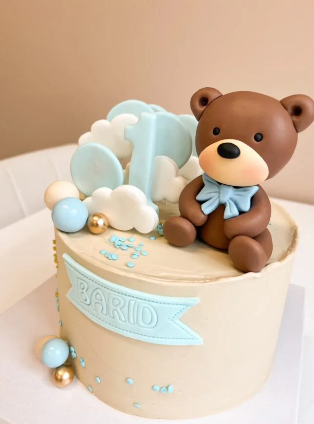 teddy-bear-met blauw-strikje babay-bear-bruin-taart