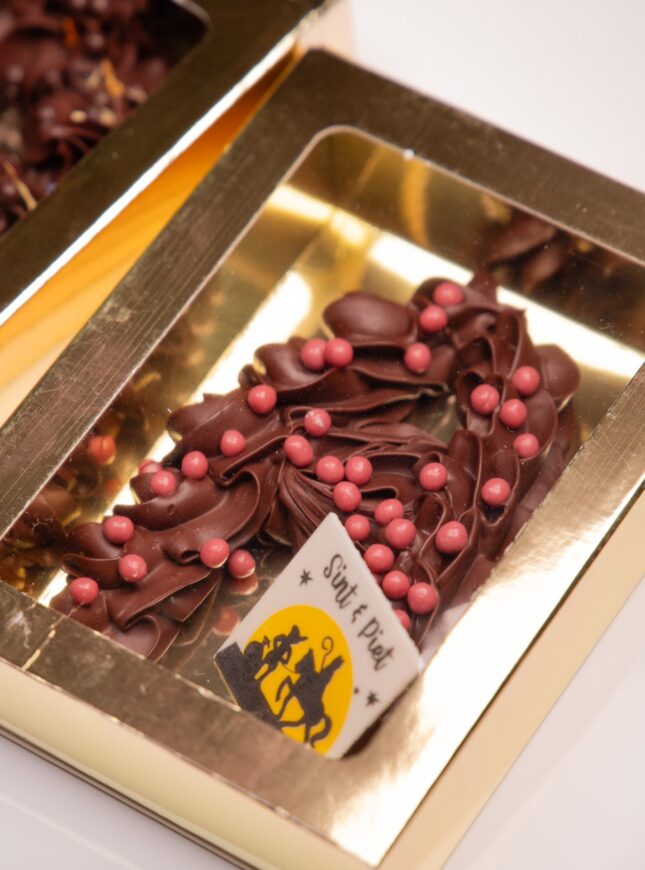 chocolade-letters-perfect-pastry chocolade-letters-sint-en-piet-in-goud-doos