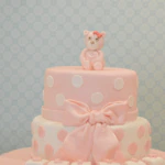 roze wit-stipjes-strik-beer-taart