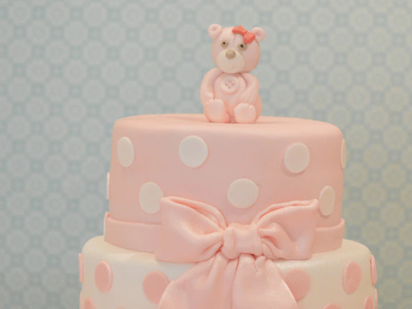 roze wit-stipjes-strik-beer-taart