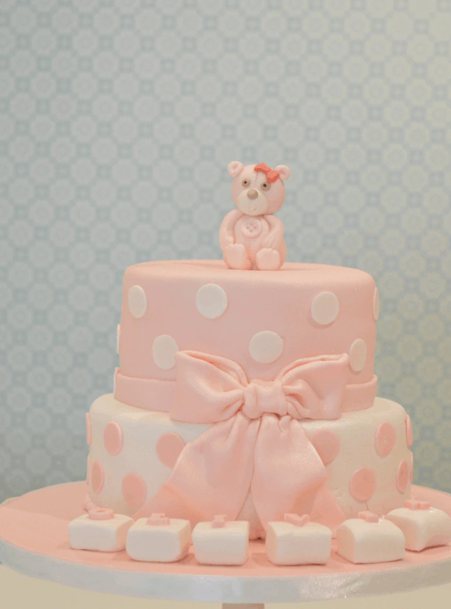 roze wit-stipjes-strik-beer-taart