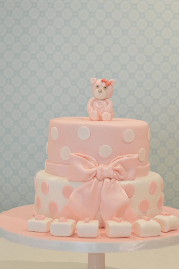 Roze wit stipjes strik beer taart