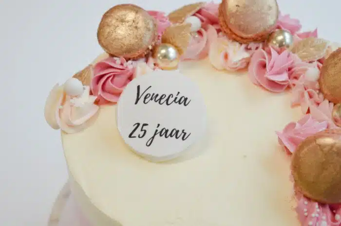 Ombre-naam-taart ombre-roze-naam-macarons-botercreme-taart