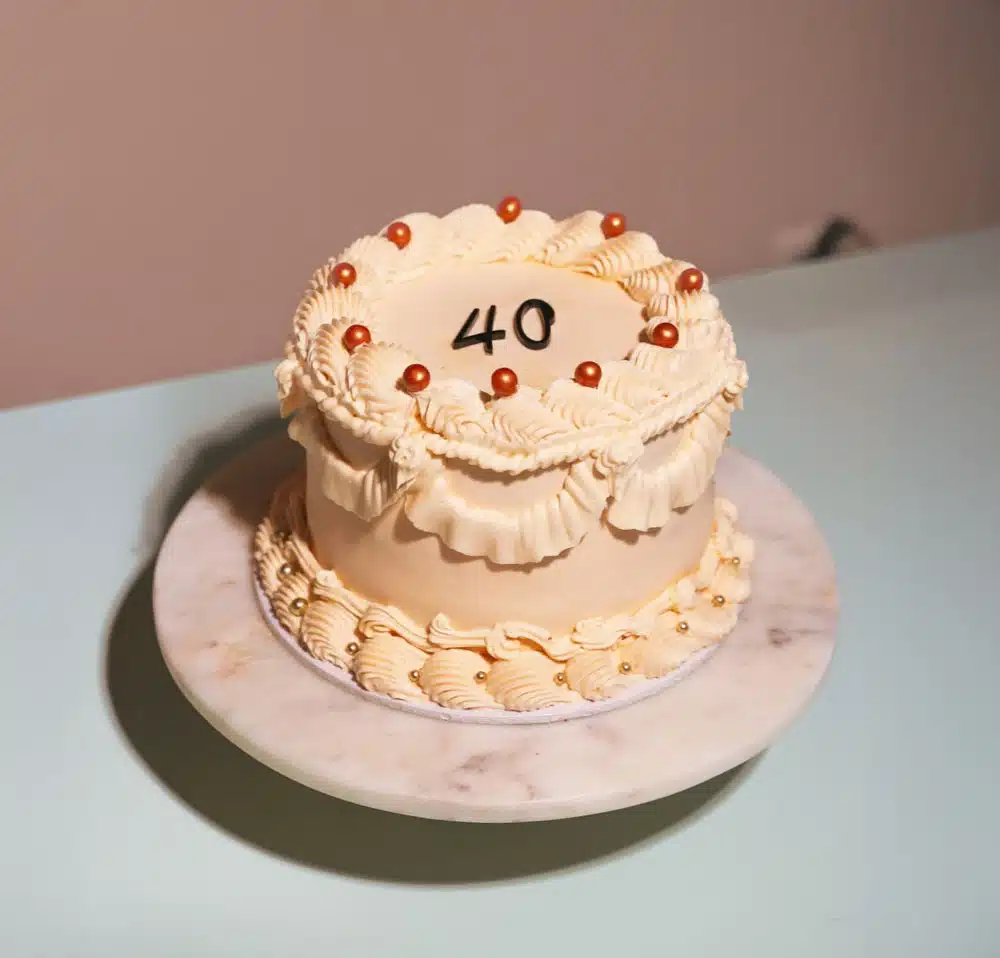 Ivory vegan vintage taart