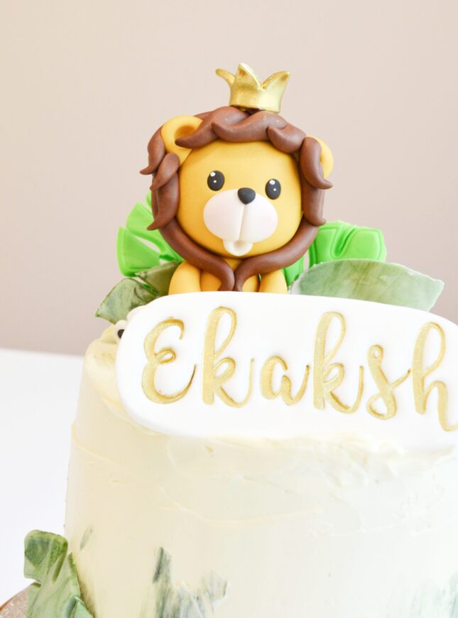 Lion-taart-goud Jungle-thema-taart-met-leeuw-en-naamplaatje