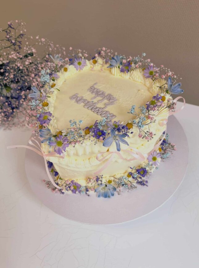 Bloemen-vintage-verjaardagstaart vintage-taart-blauw-bloemen