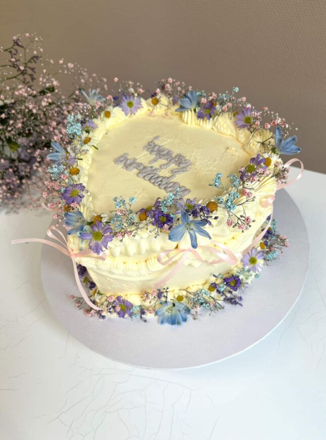 WhatsApp Image 2024-05-03 at 01.35.19 Lambeth-stijl-bloemen-taart