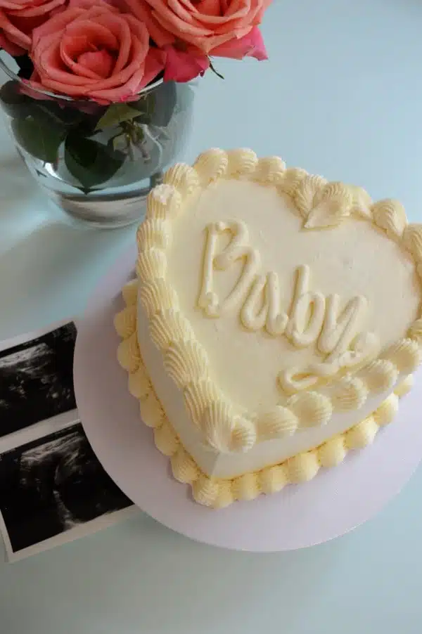 Vintage baby gender reveal taart