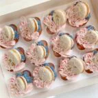 gender-reveal-set-cupcakes-macarons-boy-or-girl