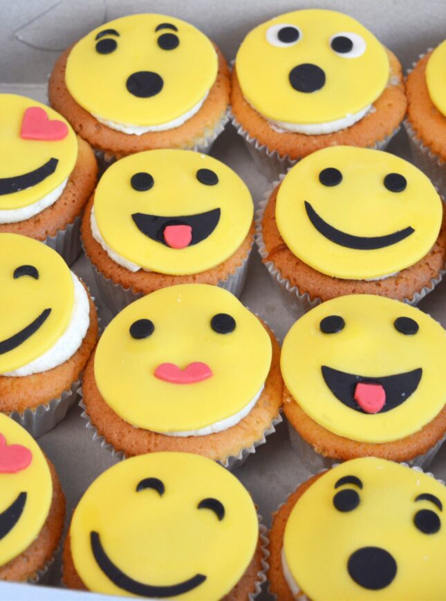 smiley-cupcakes-2 smiley-cupcakes-2