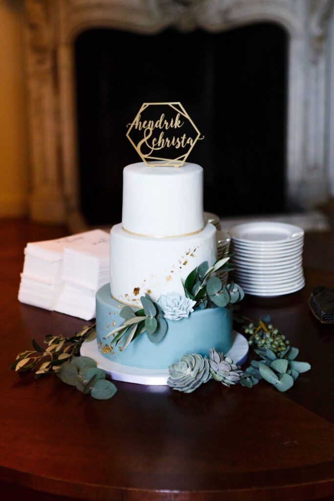 Bruidstaart groen goud bladjes scaled 1 683x1024 6