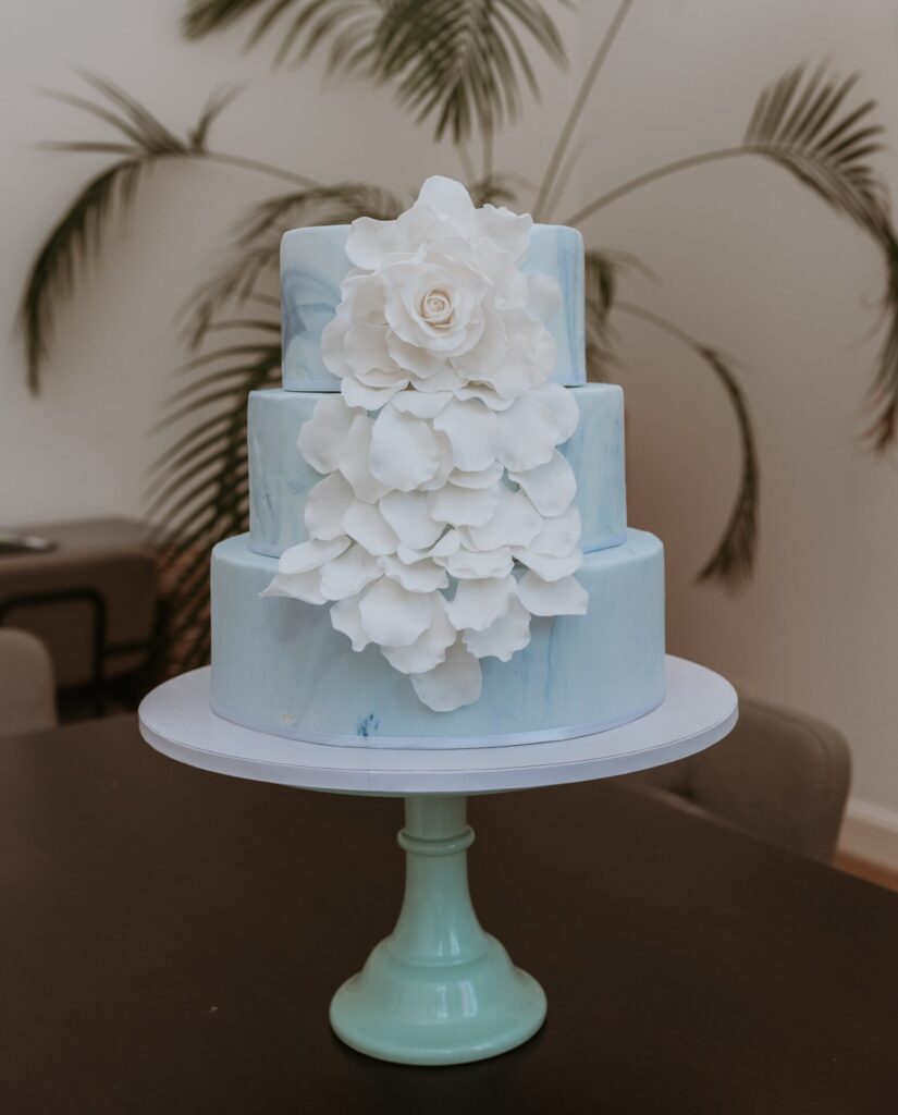 ombre-blauw-taart-roos-suikerbloem