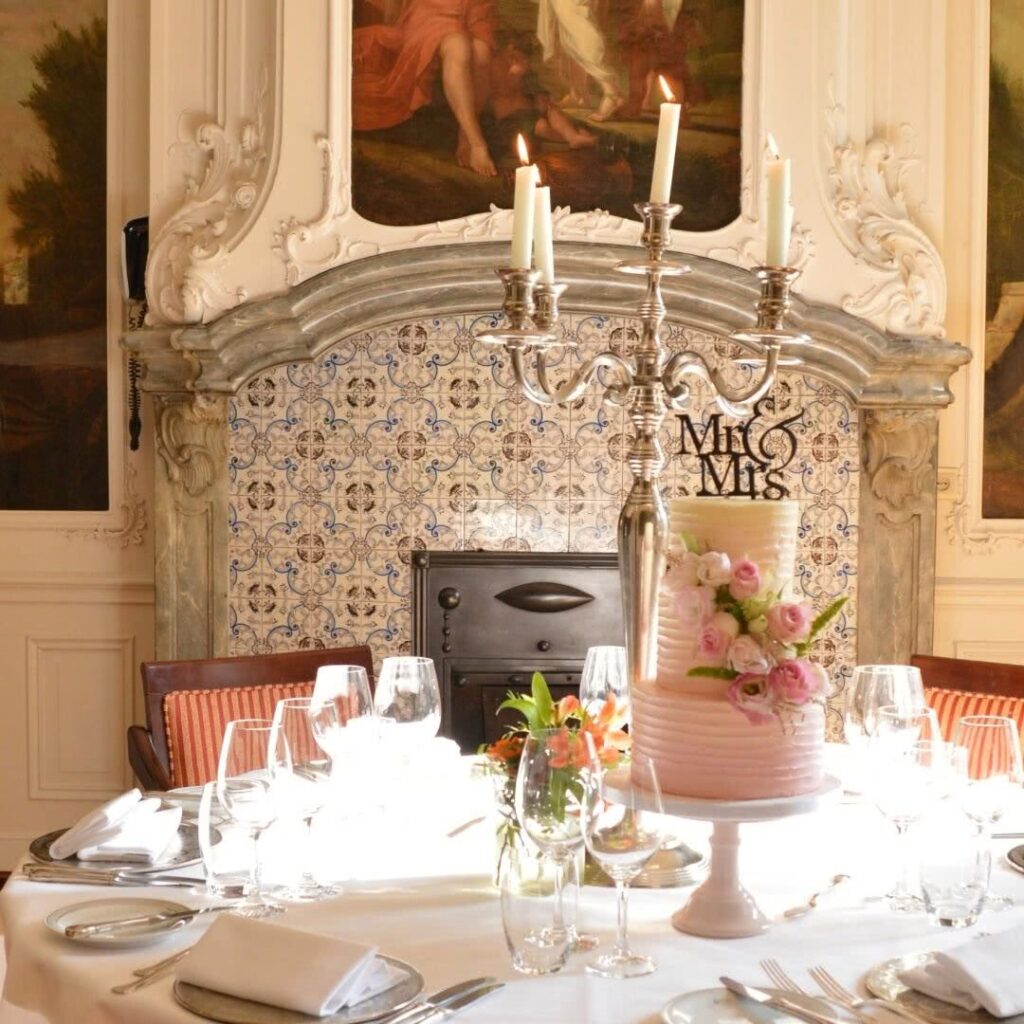 3 Laags "Vintage" bruidstaart met lint en rozen