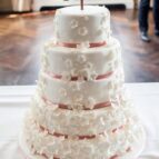 5-laags-witte-bruidstaart-kleine-bloemen