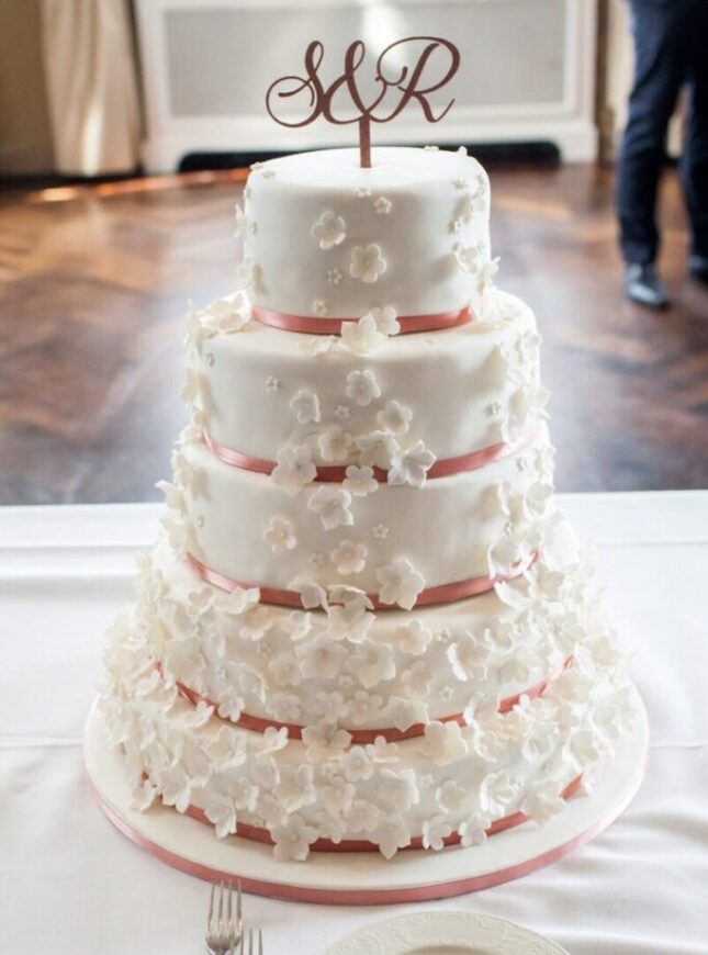 SabineRonald-215-1-683x1024-1 5-laags-witte-bruidstaart-kleine-bloemen