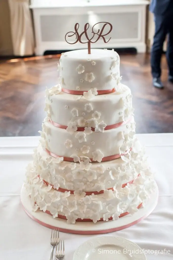 5-laags-witte-bruidstaart-kleine-bloemen