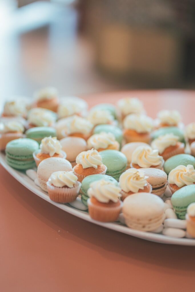 Sweet table cupcakes macarons scaled 1 683x1024 6