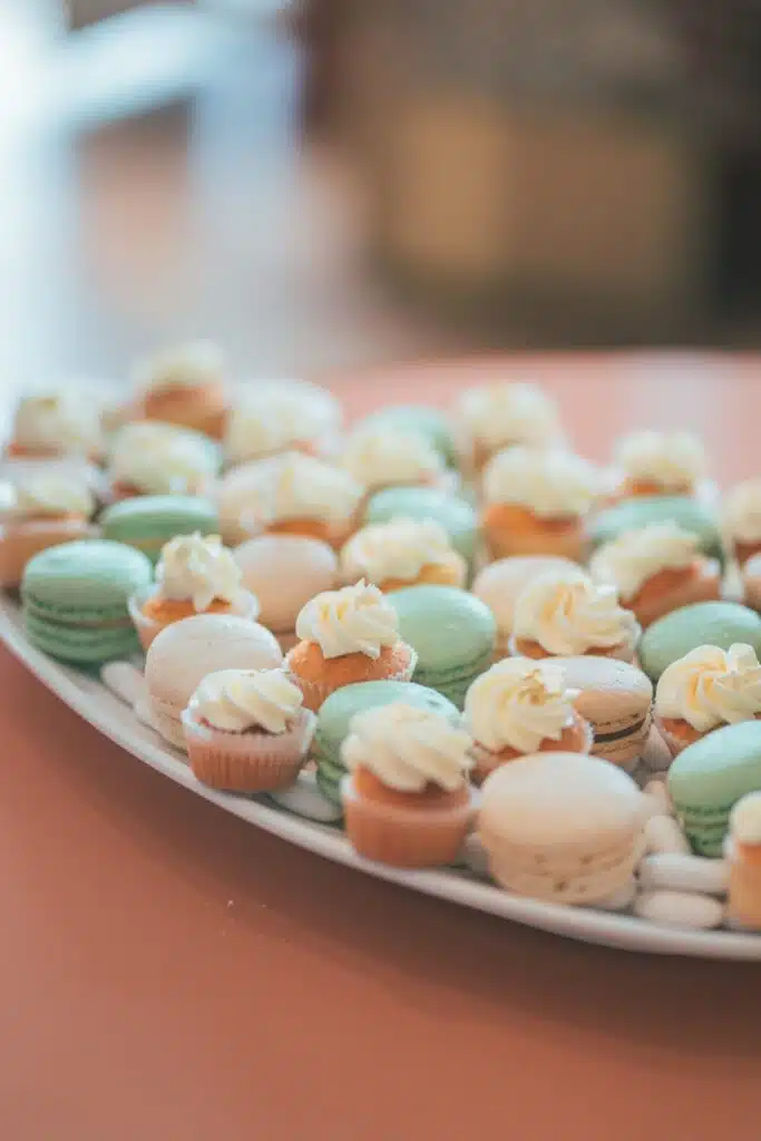 Sweet table cupcakes macarons scaled 1